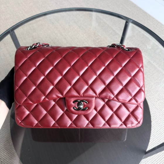 Image 1 of Borsa Chanel Classic Flap Jumbo - Doppia patta 30 cm in pelle di agnello trapuntata rosso scuro con finiture argentate, serie 15