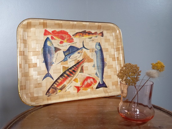 Image 1 of 1970 vintage geweven dienblad met zeevis decoratie