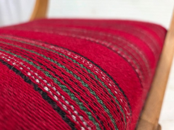 Image 1 of 1970, fauteuil danois, laine d'ameublement rouge d'origine, bois de chêne massif.