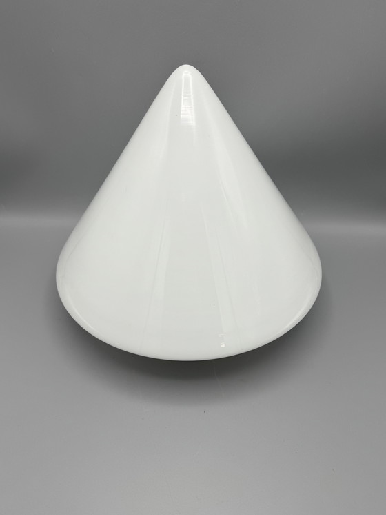 Image 1 of Plafonnier avec abat-jour conique en verre et monture en laiton