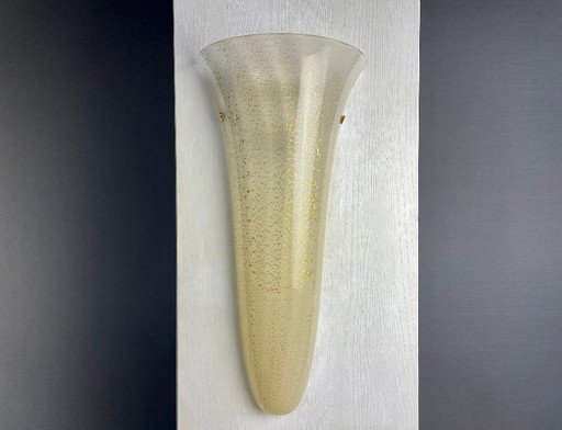 Vetreria Vistosi Murano, grande lampada da parete singola, vetro artistico con inclusioni dorate. Italia, fine anni &#39;90, ini