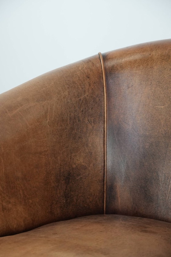 Image 1 of Clubfauteuil gemaakt van schapenleer afgewerkt met siernagels