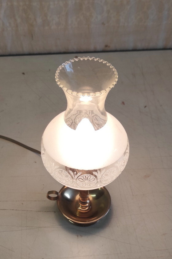 Image 1 of Lámpara de mesa de latón dorado y cristal - mediados del siglo XX