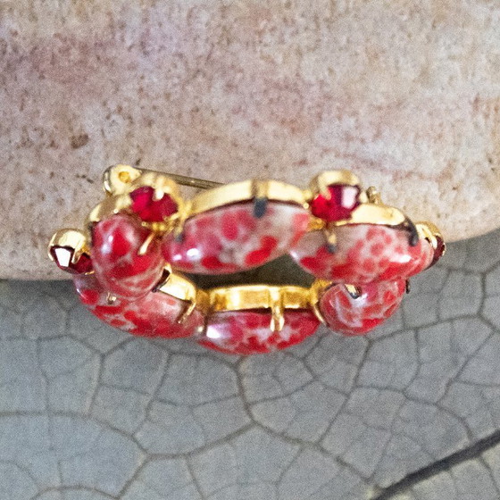 Image 1 of Spilla rotonda vintage degli anni '50 con strass rosso rubino e cabochon ovali screziati.