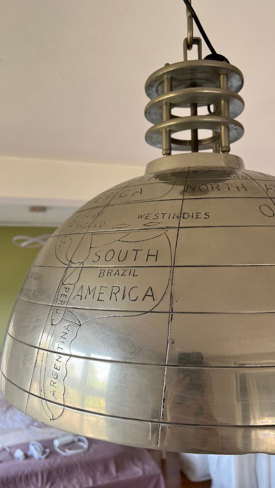 Set aus 2 Großen Industriellen Pendelleuchten ‘Globe’ mit Gravierter Weltkarte – Nickel / Silber – Aluminium (photo 9 of 11)