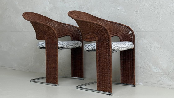 Image 1 of Deux magnifiques chaises design en rotin avec piètement chromé