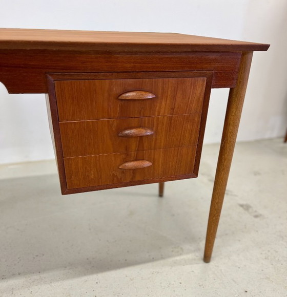 Image 1 of Dänischer Petite Teak-Schreibtisch, 1950er Jahre.