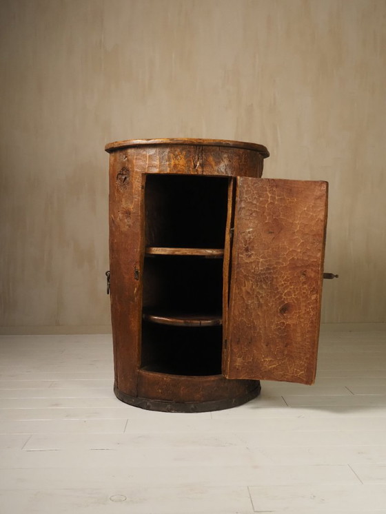 Image 1 of Cabinet d'art populaire primitif fabriqué à partir d'un vieux tronc d'arbre.