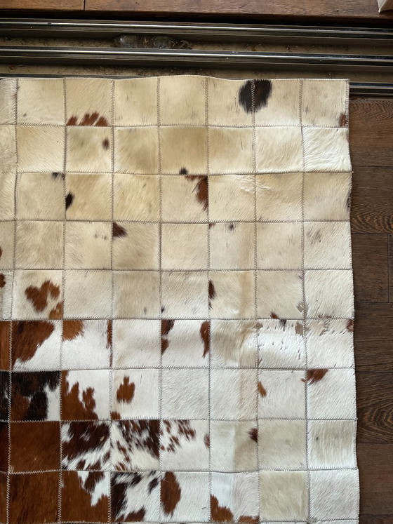 Image 1 of Tapis en peau de vache sur mesure, motif vache T40 à support carré | 200 × 300 cm