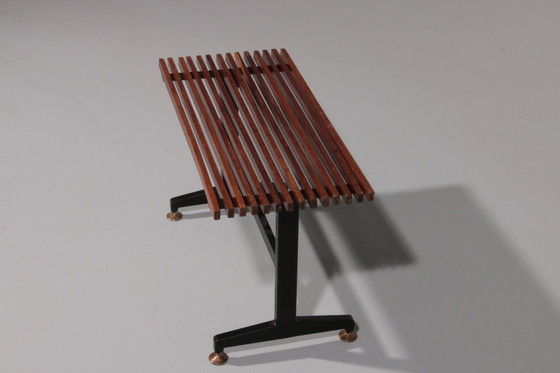 Image 1 of Panca italiana di metà secolo, anni '60, con struttura in metallo nero e doghe in teak massello