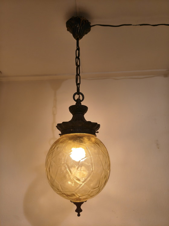 Image 1 of Lampada a sospensione vintage con globo in vetro pressato color ambra – stile retrò anni '70