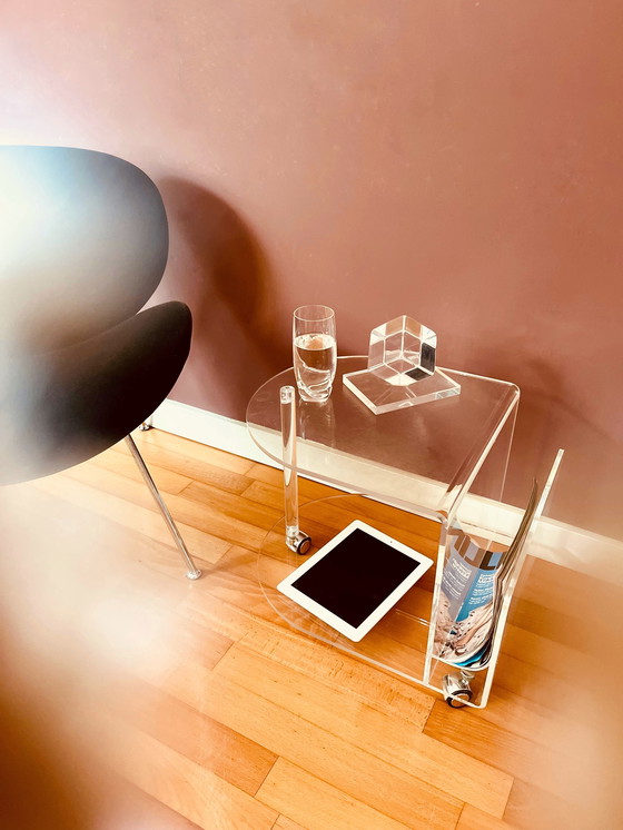 Image 1 of Beistelltisch aus Acryl im Stil der 80er Jahre auf Rollen + Lesematerial