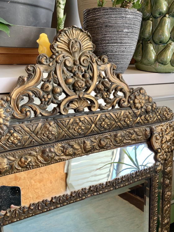 Antieke Franse pareclose spiegel uit circa 1880 - Napoleon III. / Neobarok messing repoussé (94 × 60 cm) (photo 3 of 11)