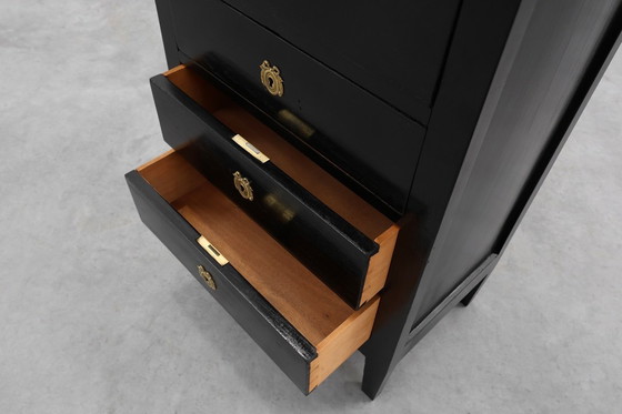 Image 1 of Commode laquée noire de style Louis XV, XXe siècle, avec ferrures en laiton, France