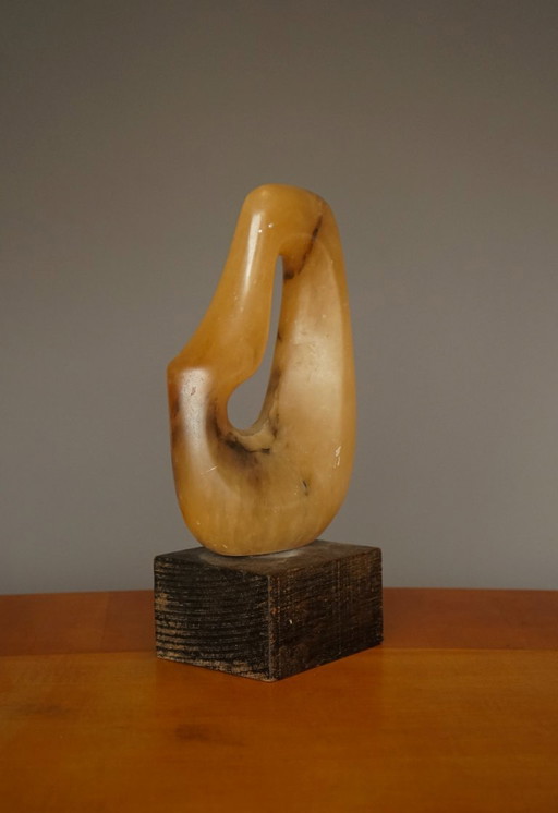 Sculpture abstraite en pierre sculptée du Mid Century. 1960s