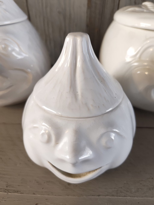 3 bocaux de conservation anciens contenant de l'ail, du sucre et des tomates