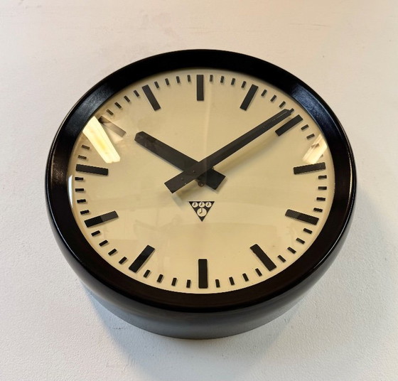 Image 1 of Orologio da parete industriale in bachelite di Pragotron, anni '60