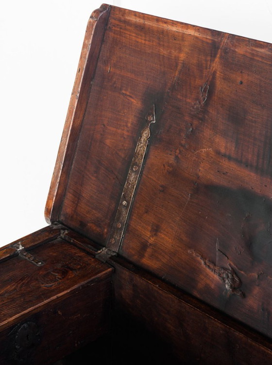 Baule nuziale catalano (spagnolo) del XVII o inizio XVIII secolo, in noce. Restaurato. – Armadi contenitori (photo 13 of 17)
