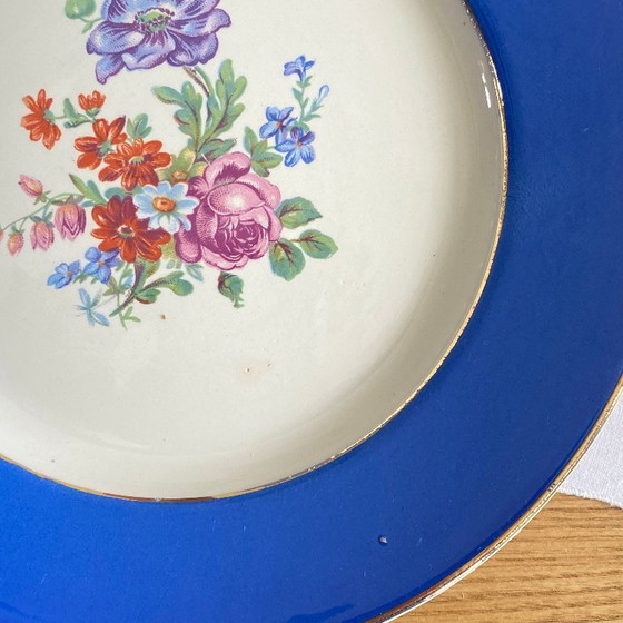 Image 1 of 6 piatti da portata antichi in terracotta blu con decorazioni floreali e dorate, Saint Amand Hamage Orchies