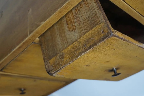 Image 1 of Antieke Nederlandse okergele ladekast, begin 20e eeuw