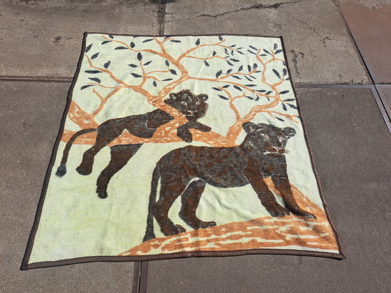 Image 1 of Vintage Deken Met Leeuwin en Welp – Safari Motief in Bruintinten