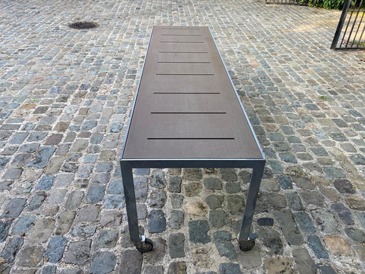 Table Monica Armani avec structure galvanisée et plateau en volkern.