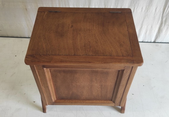 Image 1 of Mesita auxiliar modernista de madera maciza - década de 1950