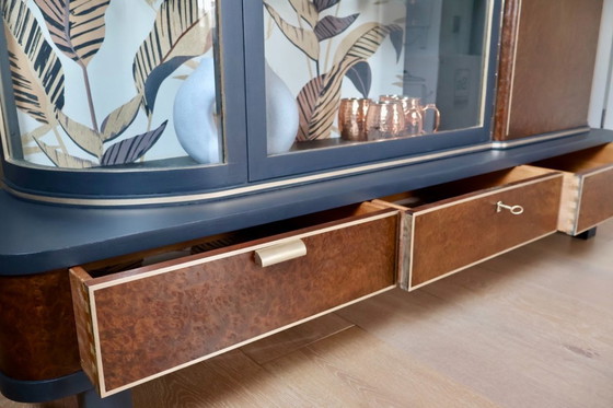 Image 1 of Mobile Art Déco con vetrina in vetro curvo – Restaurato, impiallacciatura in radica, illuminazione