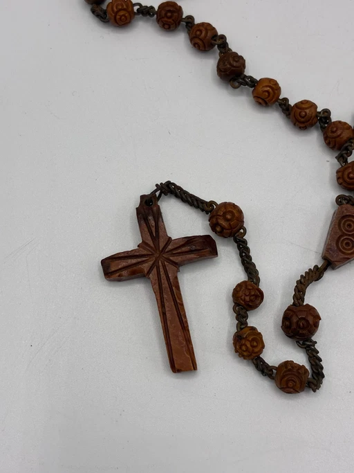 Antiker geschnitzter Rosenkranz aus Holz – frühes 20. Jahrhundert – decoratieve objecten, Wood