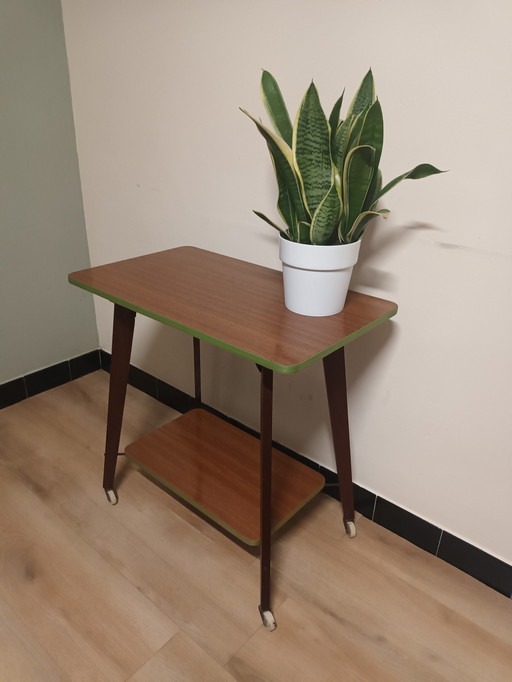 Mesa auxiliar retro con ruedas