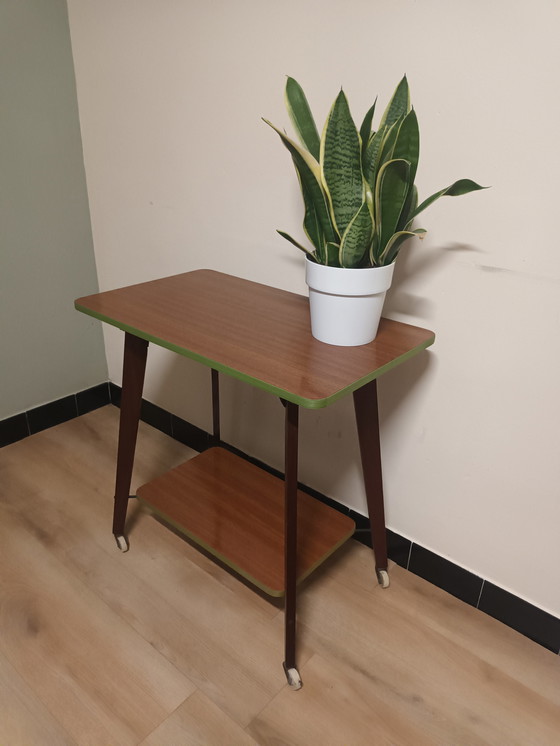 Image 1 of Mesa auxiliar retro con ruedas