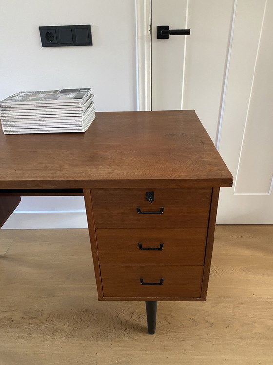 Image 1 of Escritorio antiguo de teca