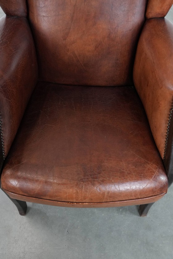 Image 1 of Fauteuil à oreilles classique vintage en peau de mouton et bois