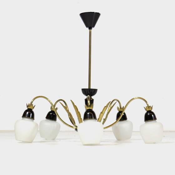 Image 1 of Lampadario vintage in ottone e vetro opalino, anni '60