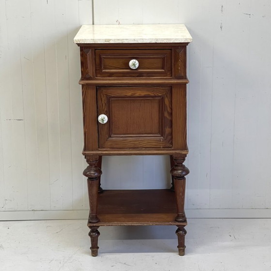 Image 1 of Table de chevet ancienne française chinée, meuble d'entrée en chêne avec plateau en marbre