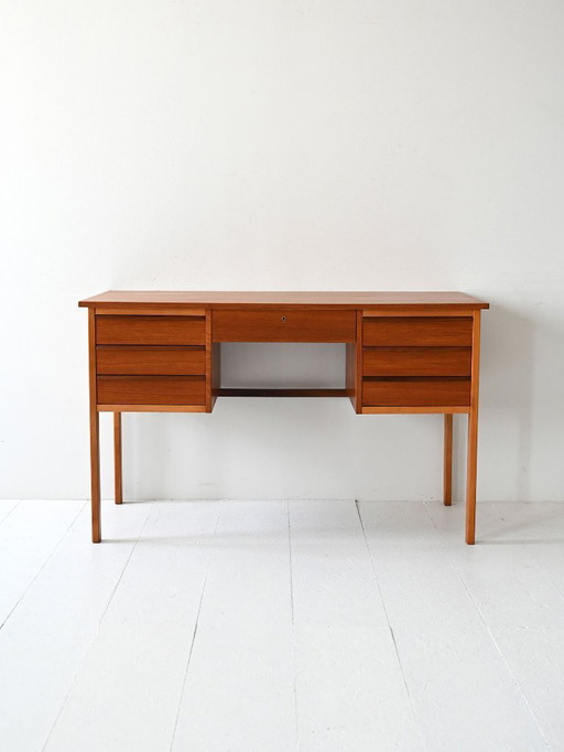Scrivania vintage scandinava in teak con 7 cassetti