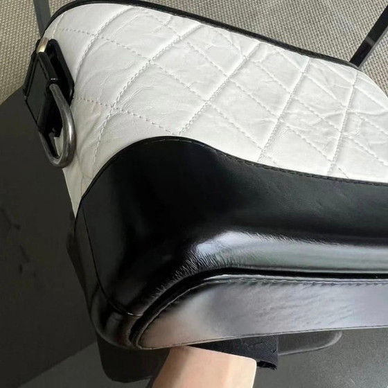 Image 1 of Borsa Chanel Gabrielle Small - 20 cm in pelle di vitello trapuntata bianca e nera con finiture bicolore.