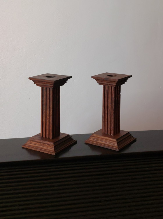 Image 1 of Paire de chandeliers en bois, décor de colonne, usine de meubles Oisterwijk