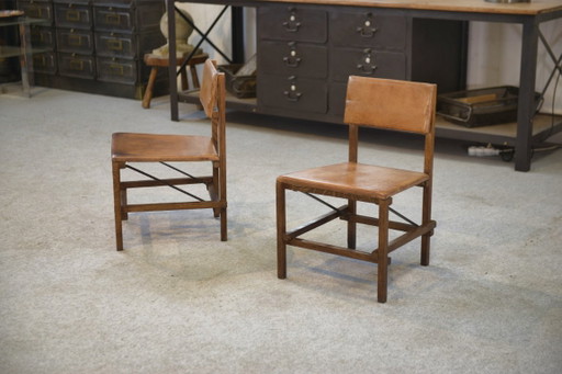 Een paar eikenhouten en lederen stoelen in de stijl van Gerrit Rietveld, jaren 60.