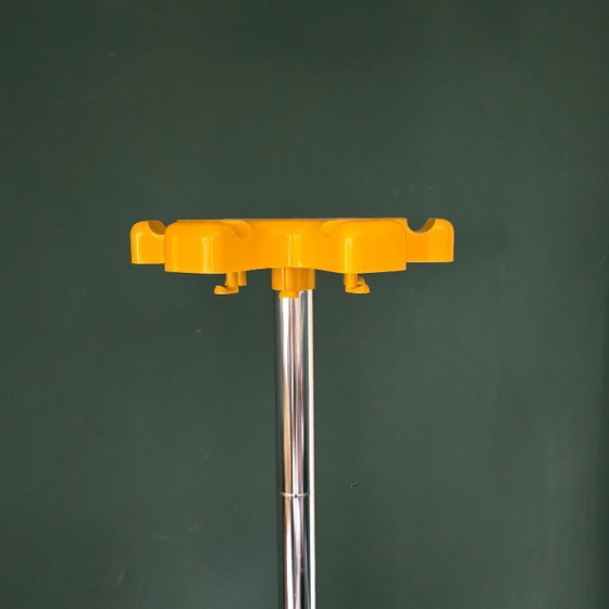 Image 1 of Porte-manteau Velca VIP – conçu par Roberto Lucchi et Paolo Orlandini – Italie, années 1970. Jaune et chromé.