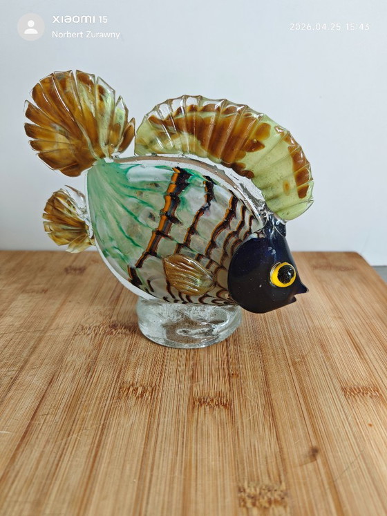 Image 1 of Figurine de poisson vintage en verre soufflé à la bouche — Style Murano — Vert/Ambre avec des nageoires ridées remarquables