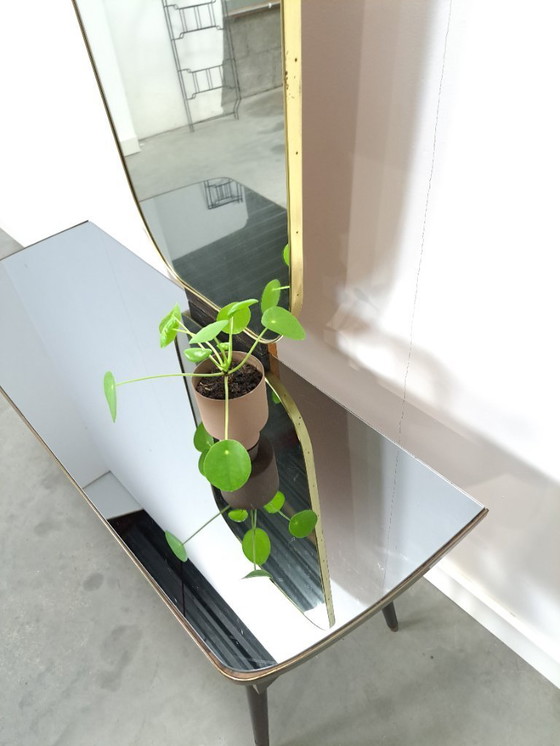 Image 1 of Tavolino laterale con cassetti e grande specchio con bordo dorato, toletta