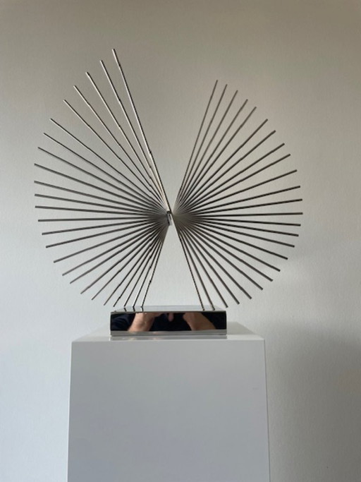 Scultura futuristica in filo di cromo: oggetto astratto modernista