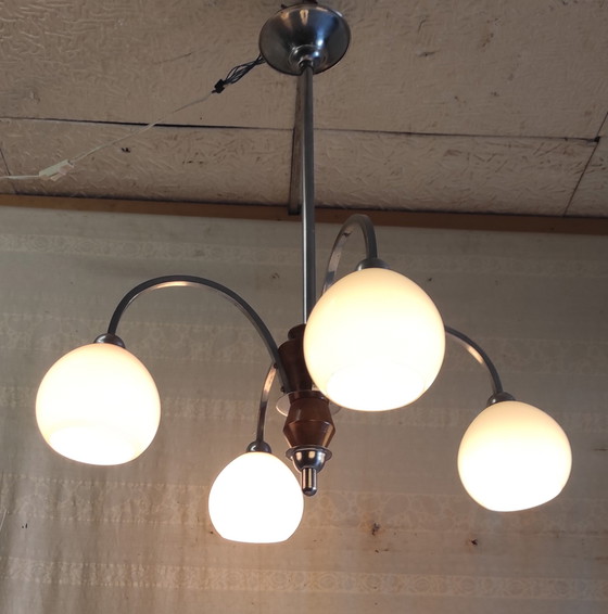 Image 1 of Art Deco kroonluchter met 4 lampen, uitgevoerd in verchroomd metaal met opalen bollen - jaren 1940/50