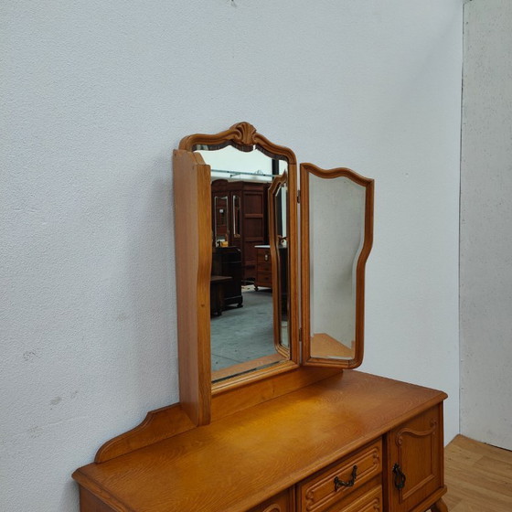 Image 1 of Tavolo da trucco vintage in stile Queen Anne, con specchio a trittico.