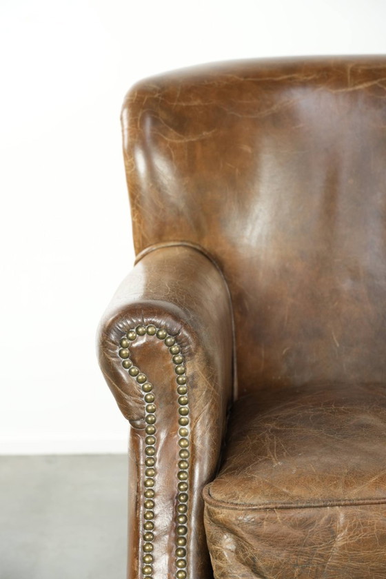 Image 1 of Stoere rundleren fauteuil in een mooi subtiel formaat met een prachtig patina