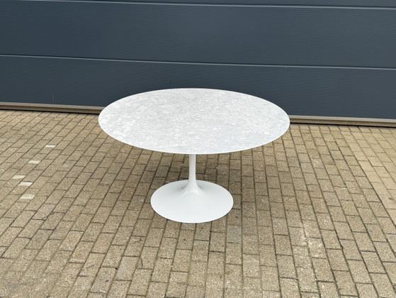 Image 1 of Original round Knoll Tulip dining table (137cm) Carrara marble NEW CONDITION!