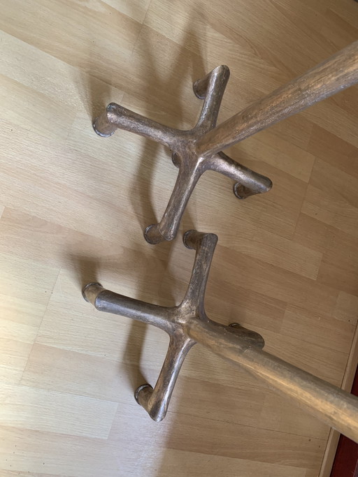 Twee stuks bronzen kandelaars 