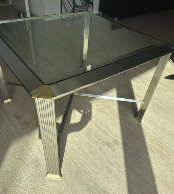 Image 1 of Elegante tavolino da caffè con struttura in cromo/argento e dettagli dorati (H: 47 cm
L: 67 cm
P: 67 cm)

