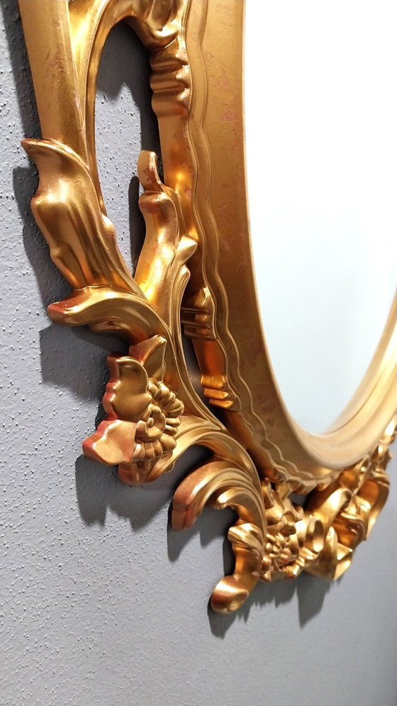 Image 1 of Verkaufe einen eleganten Wandspiegel im Barock/Rokoko-Stil, mit reich verziertem ovalen Rahmen und Goldfinish.